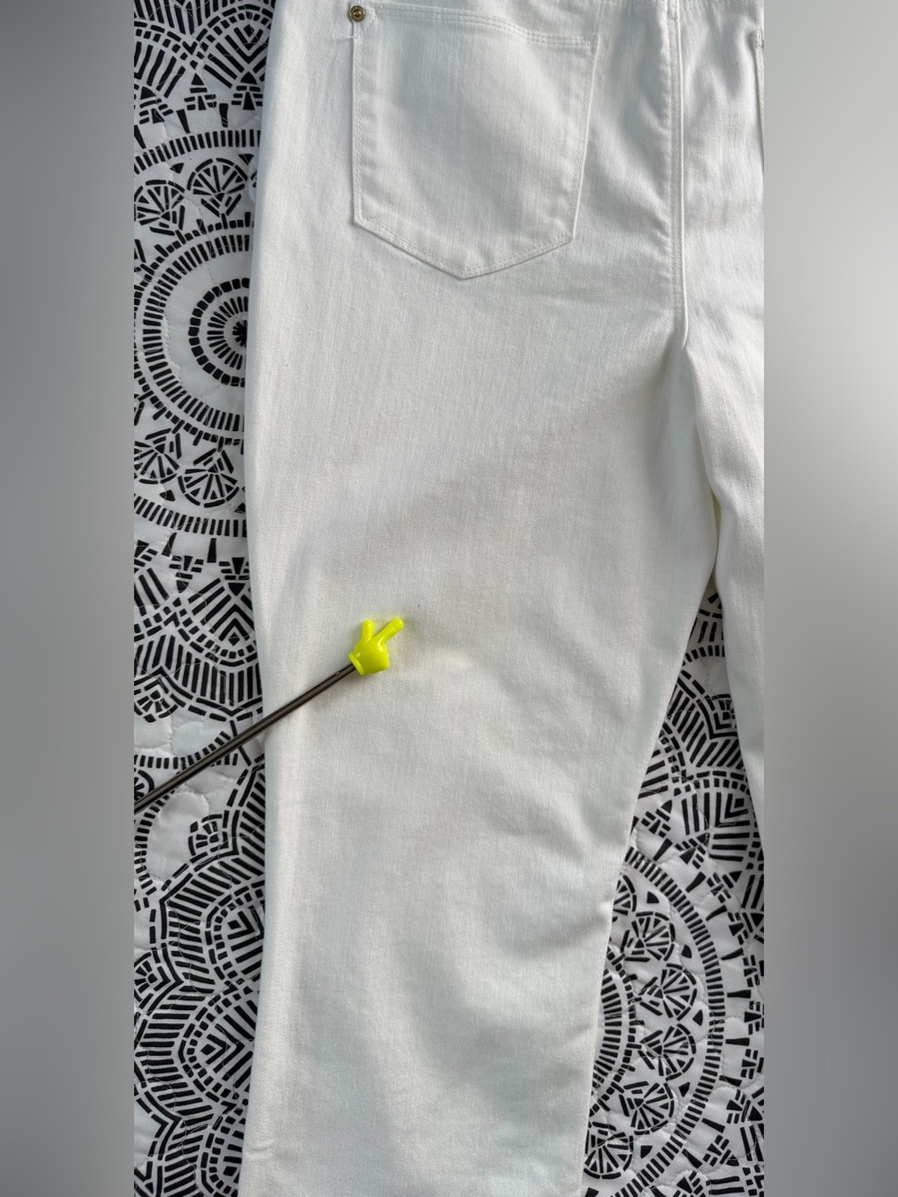 Chicos So Slimming Girlfriend Straight Leg Jeans White 10R 1.5R Alabaster NEW - Picture 16 of 16